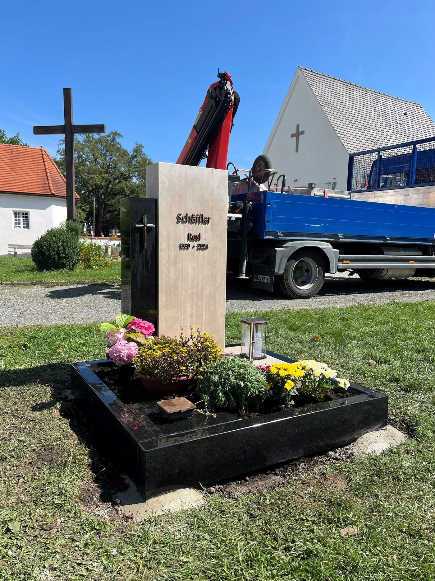 Zweiteiliger Grabstein mit heller Kalksteinstele und tiefschwarzer Hochglanz-Graniteinfassung – Ansicht 2