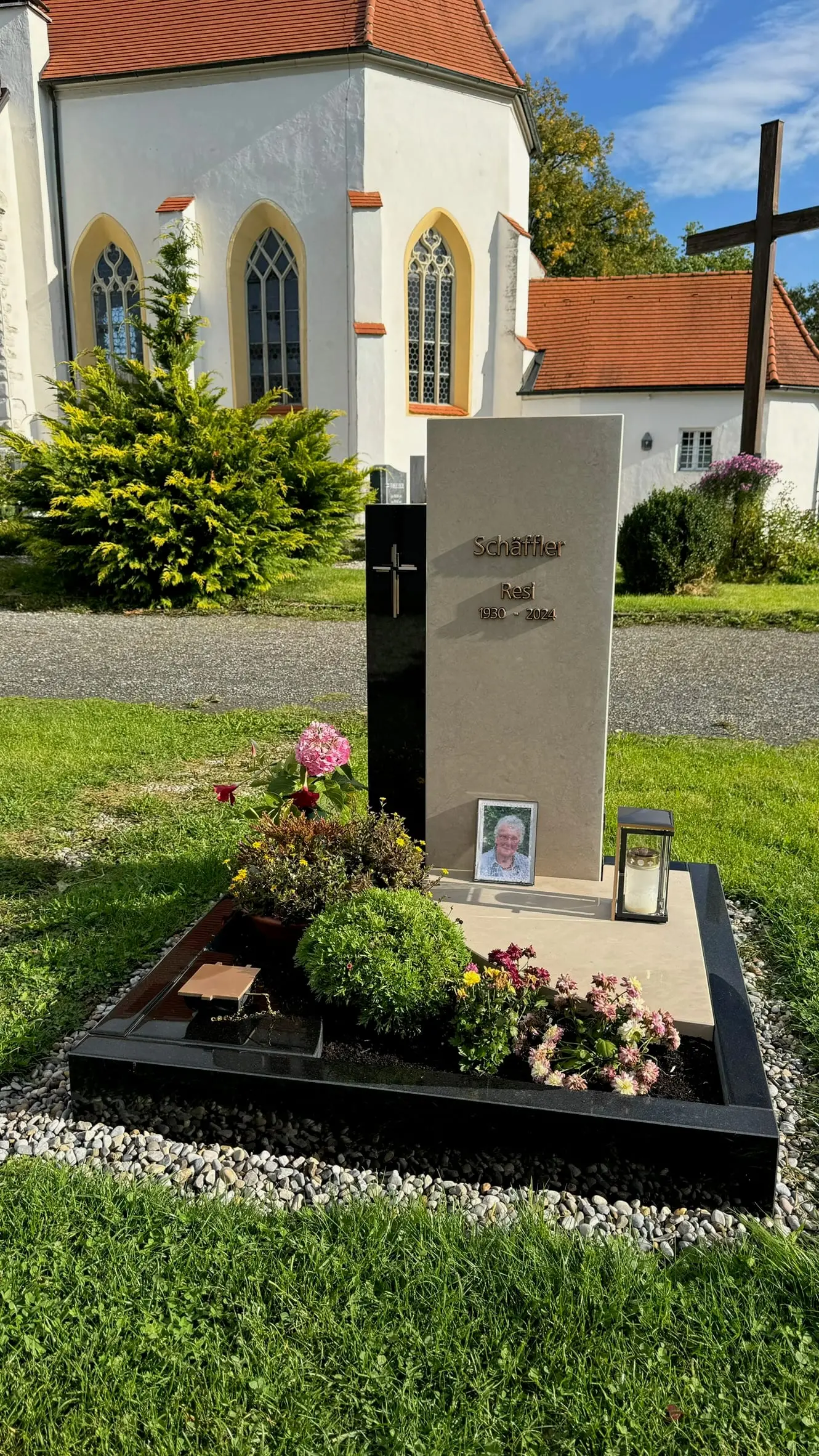 Zweiteiliger Grabstein mit heller Kalksteinstele und tiefschwarzer Hochglanz-Graniteinfassung – Ansicht 3