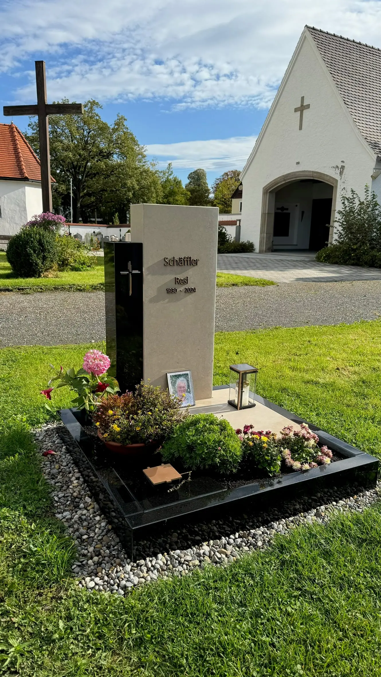 Zweiteiliger Grabstein mit heller Kalksteinstele und tiefschwarzer Hochglanz-Graniteinfassung – Ansicht 4