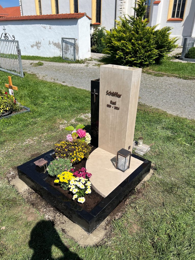 Zweiteiliger Grabstein mit heller Kalksteinstele und tiefschwarzer Hochglanz-Graniteinfassung