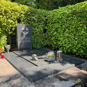 Polierter Schwarzgranit-Grabstein mit Kompassrose-Gravur und dunklem Grabanlage-Rahmen – STOI