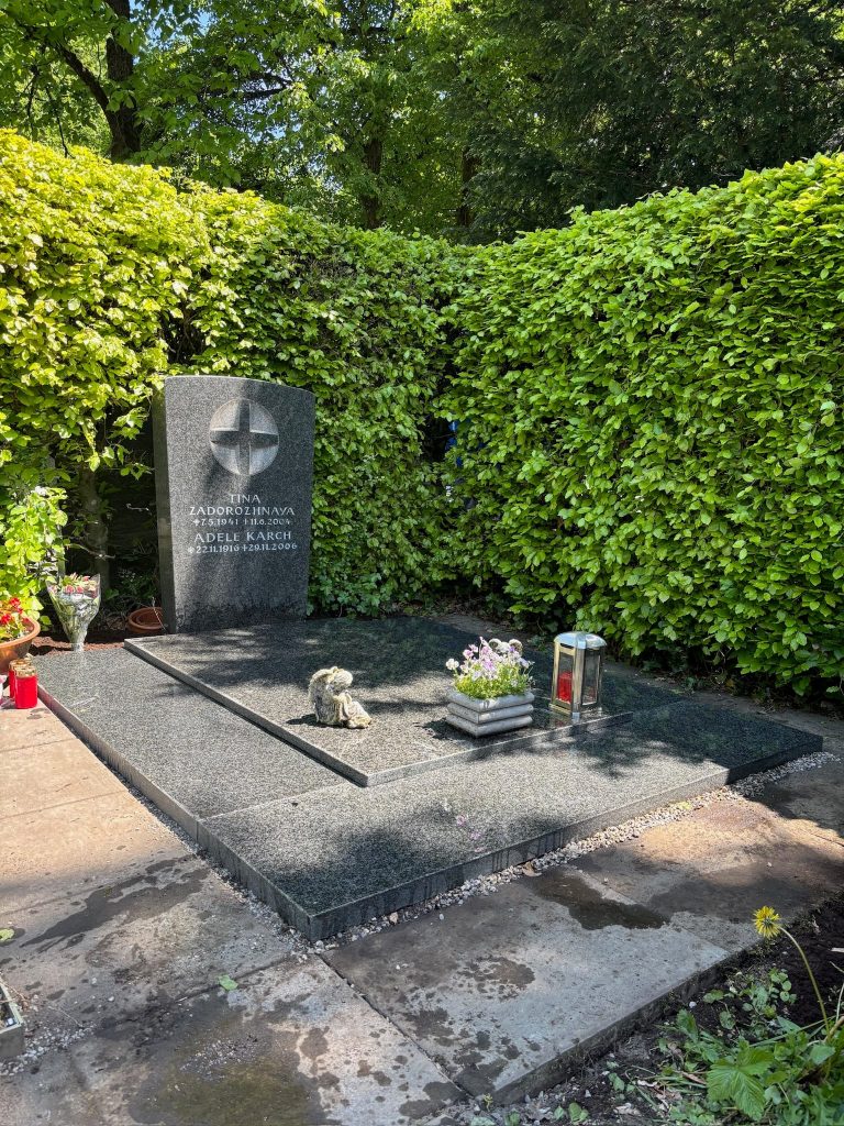 Polierter Schwarzgranit-Grabstein mit Kompassrose-Gravur und dunklem Grabanlage-Rahmen – STOI