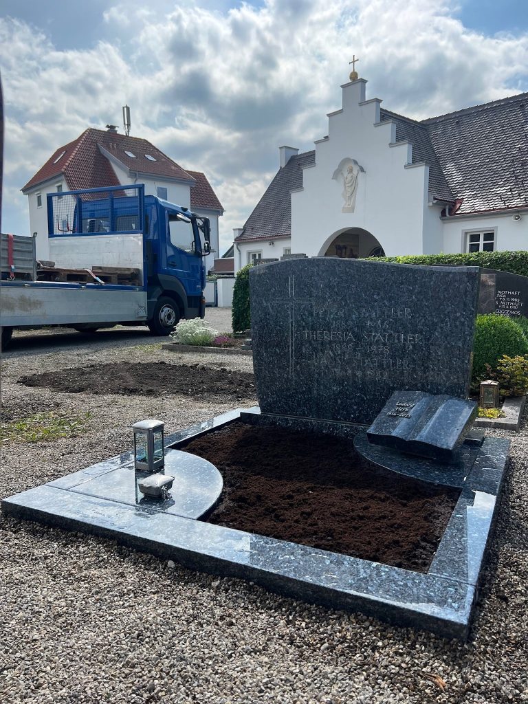 Dunkelblauer polierter Granit-Grabstein mit elegant geschwungener Kontur und Hochglanzpolitur