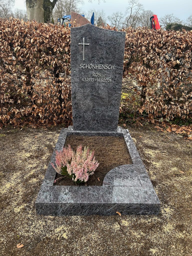 Polierter Blaugranit-Grabstein mit Kreuzgravur und Granitsockel – handwerklich von STOI Steinmetzwerkstatt