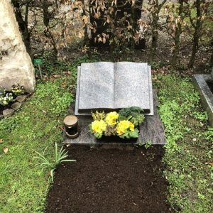 U | Urnengrabmal in Buchform | Steinmetzwerkstatt Schlienz Kempten Allgäu