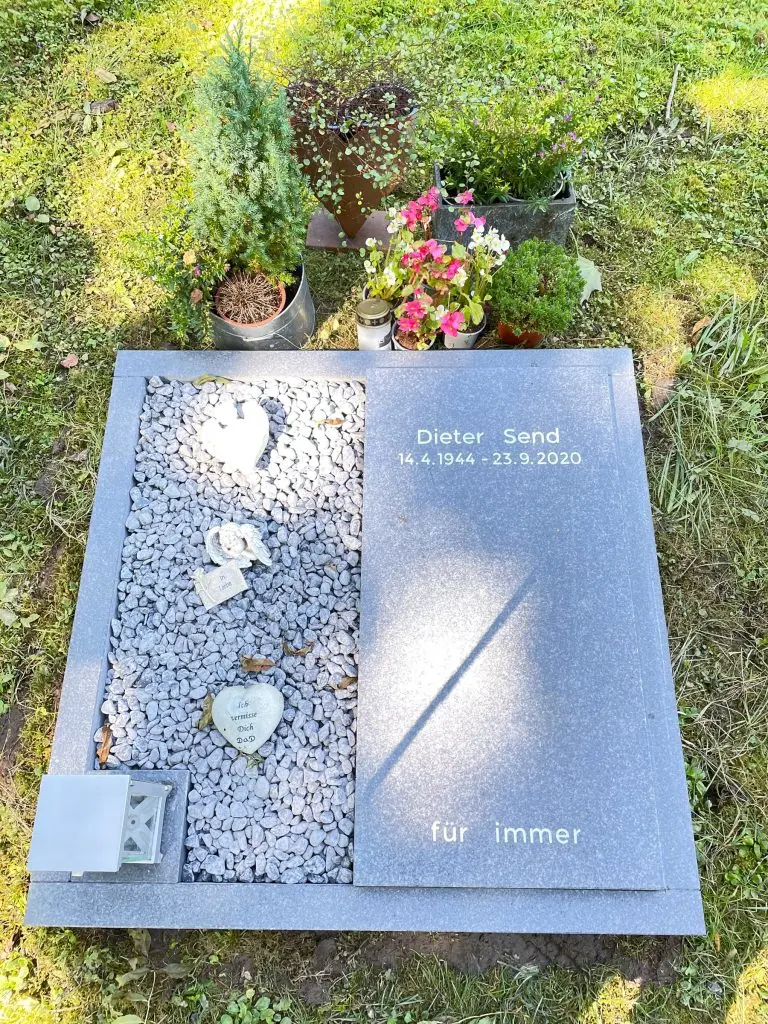 Moderner Granit-Liegestein in Anthrazit mit integrierter Kies-Einlage und poliertem Schriftpanel
