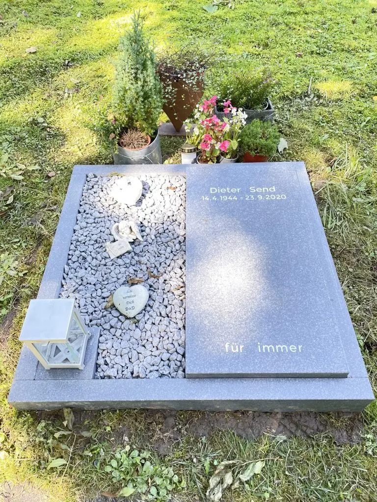 U 341 | Urnengrabmal Grabstein | Steinmetzwerkstatt Schlienz | Ihr Steinmetz für´s Allgäu | Steinmetzwerkstatt Kempten Allgäu