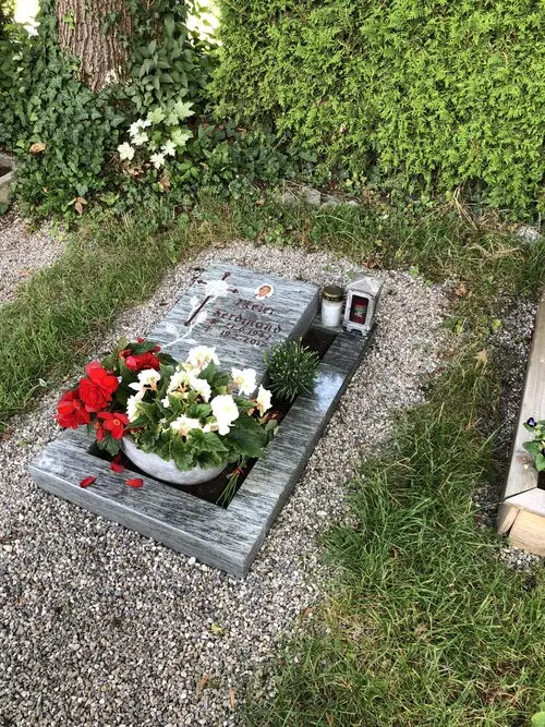 U 349 | Urnengrabmal liegend | Steinmetzwerkstatt Schlienz Kempten Allgäu