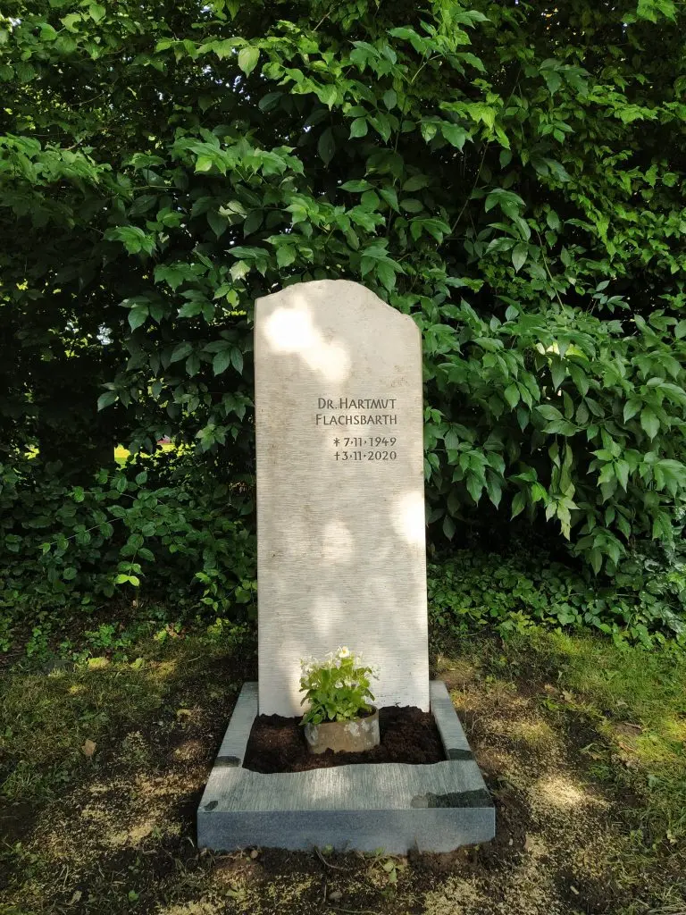 Heller Naturstein-Grabstein mit sandgestrahltem Bergpanorama-Motiv, zweiteilig mit Stele und Liegestätte