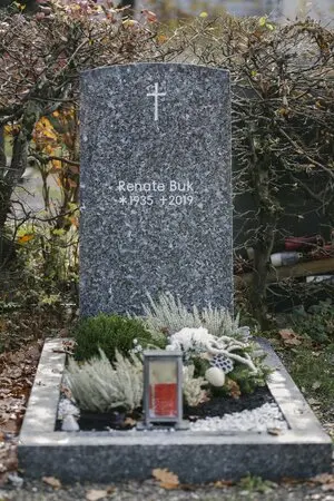 U 373 | schönes Urnengrabmal Kreuz | Steinmetzwerkstatt Schlienz Kempten Allgäu