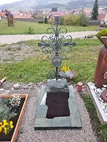 Urnengrabstein in Bergform mit Metallkreuz U 380 — STOI Steinmetzwerkstatt Kempten