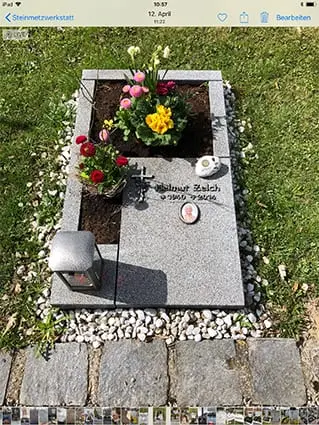 Heller Granit-Liegestein für Urnengrab mit rechteckiger Kieselstein-Grabeinfassung, STOI