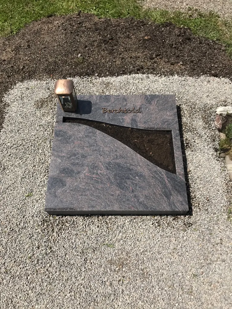 Urnengrab-Liegestein aus rosa Granit mit Wellenform, Goldschrift und Keramik-Porträtfoto von STOI