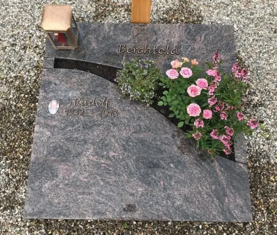 Urnengrab-Liegestein aus rosa Granit mit Wellenform, Goldschrift und Keramik-Porträtfoto von STOI