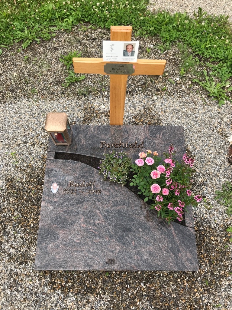 Urnengrab-Liegestein aus rosa Granit mit Wellenform, Goldschrift und Keramik-Porträtfoto von STOI