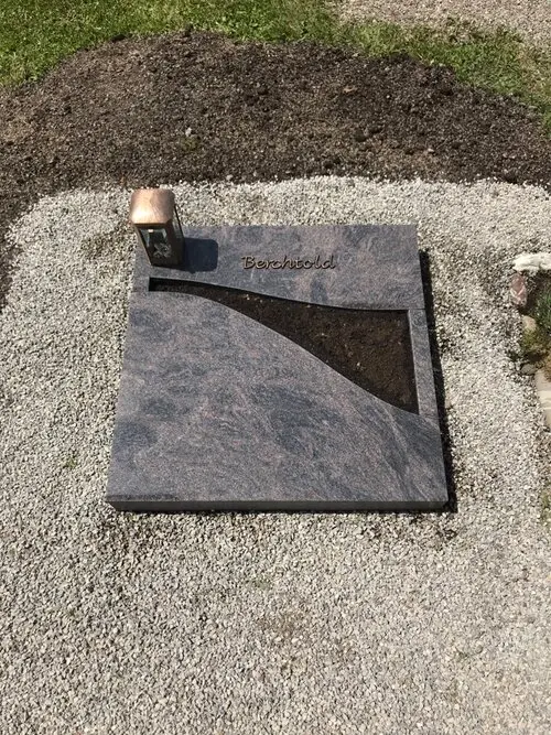 U 538 – Urnengrabstein aus Naturstein, Steinmetz Kempten Allgäu