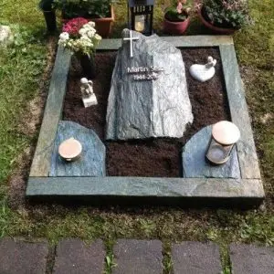 U 540 – Urnengrabmal Fels aus Naturstein, Steinmetz Kempten Allgäu