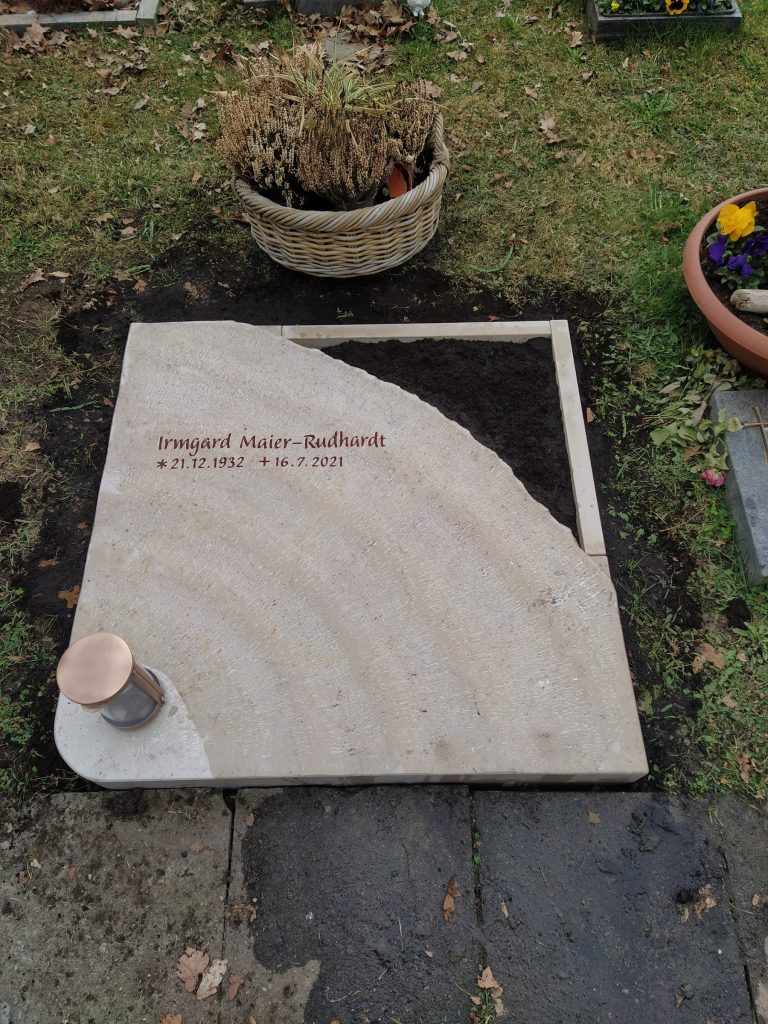 U 615 Urnengrab Liegestein aus Jura-Kalkstein mit Viertelkreis-Bogen und roter Inschrift – STOI Steinmetzwerkstatt
