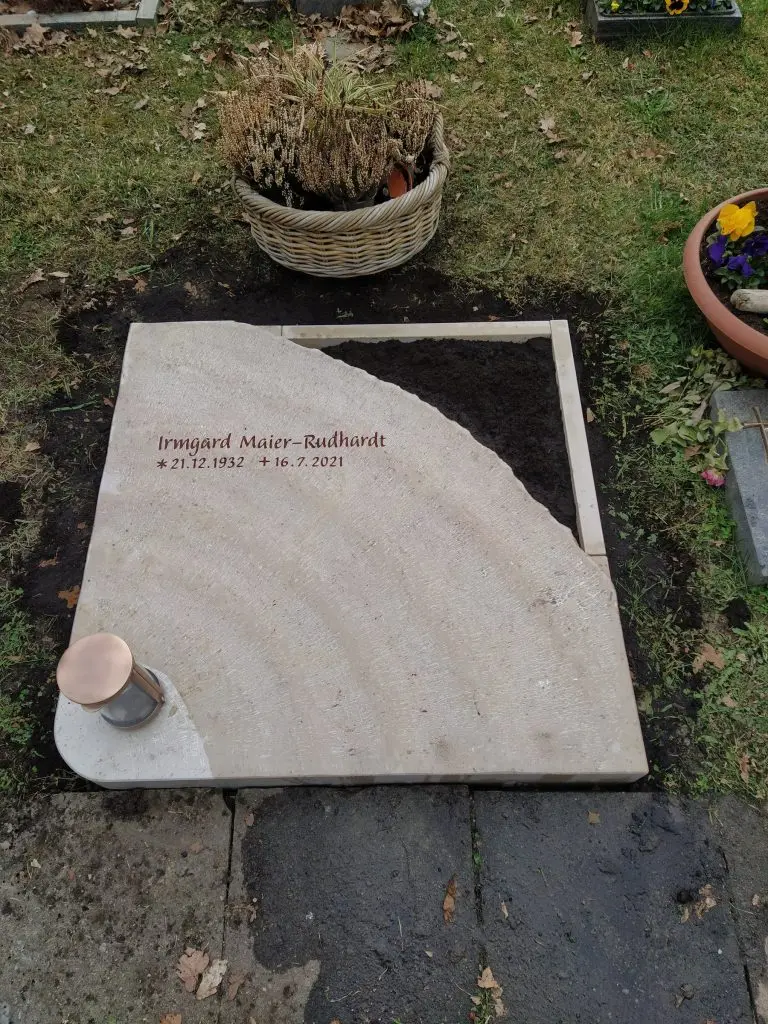 U 615 Urnengrab Liegestein aus Jura-Kalkstein mit Viertelkreis-Bogen und roter Inschrift – STOI Steinmetzwerkstatt