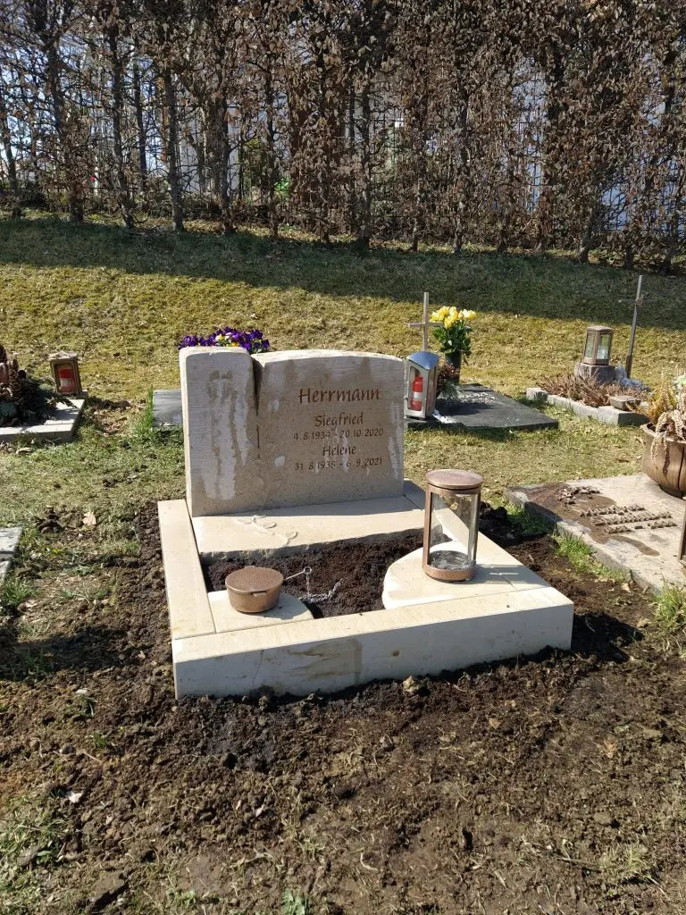 Urnengrabmal aus Naturstein, handwerklich bearbeitet
