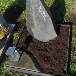 U 821 Urnengrbstein Fels mit polierter Fläche