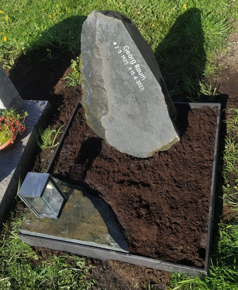 U 821 Urnengrbstein Fels mit polierter Fläche