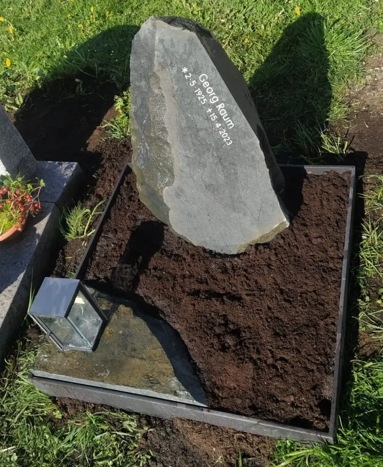 U 821 Urnengrbstein Fels mit polierter Fläche