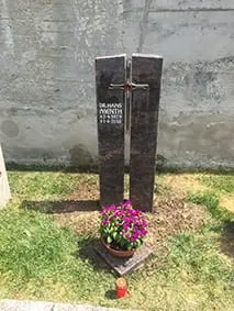 Zwei schlanke Rotgranit-Stelen mit verbindendem Kreuz und rotem Glasinlay – handwerklich von STOI Steinmetzwerkstatt