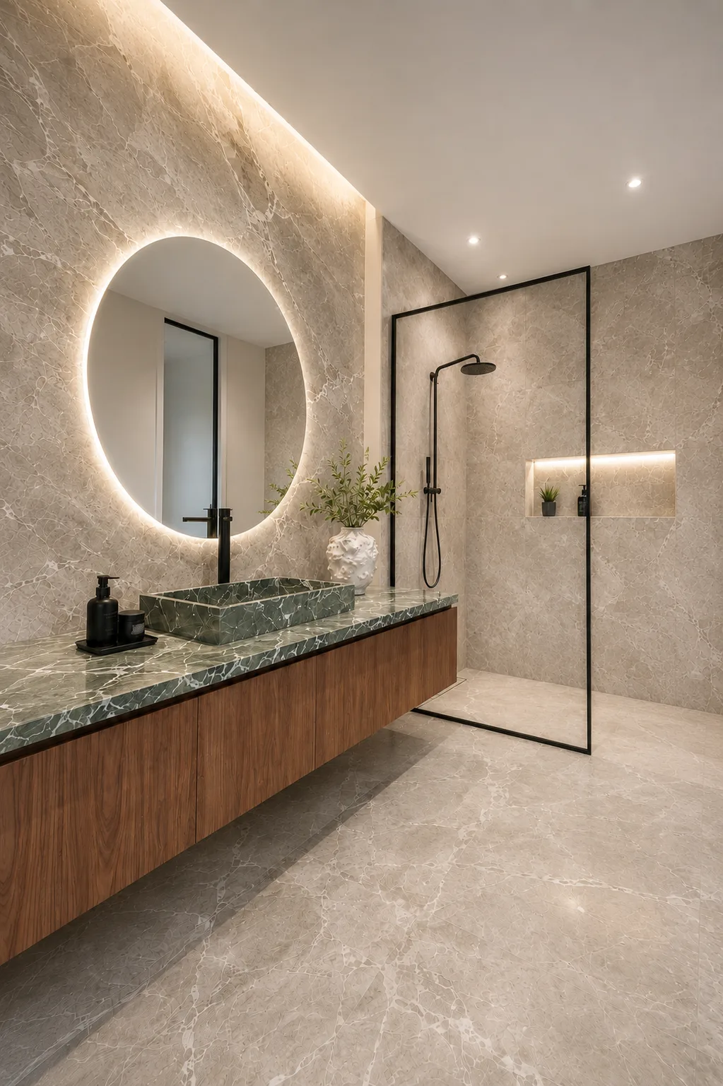 Badezimmer aus grünem Marmor mit Waschtisch und offener Dusche