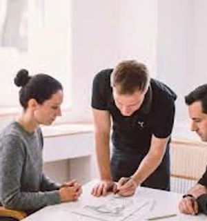 Persönliches Gespräch zum Grabmal am Besprechungstisch