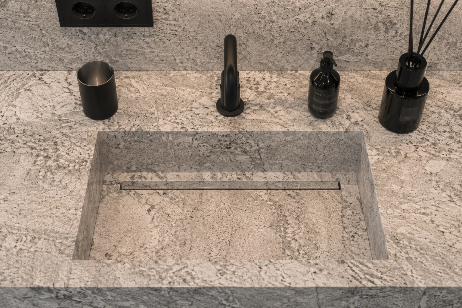 Doppelwaschtisch aus Granit mit zwei eingearbeiteten Becken