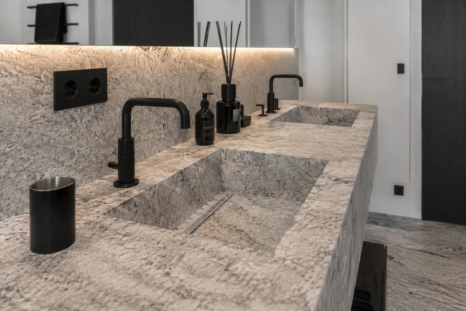 Bad mit Granit an Boden, Wand und Waschtisch