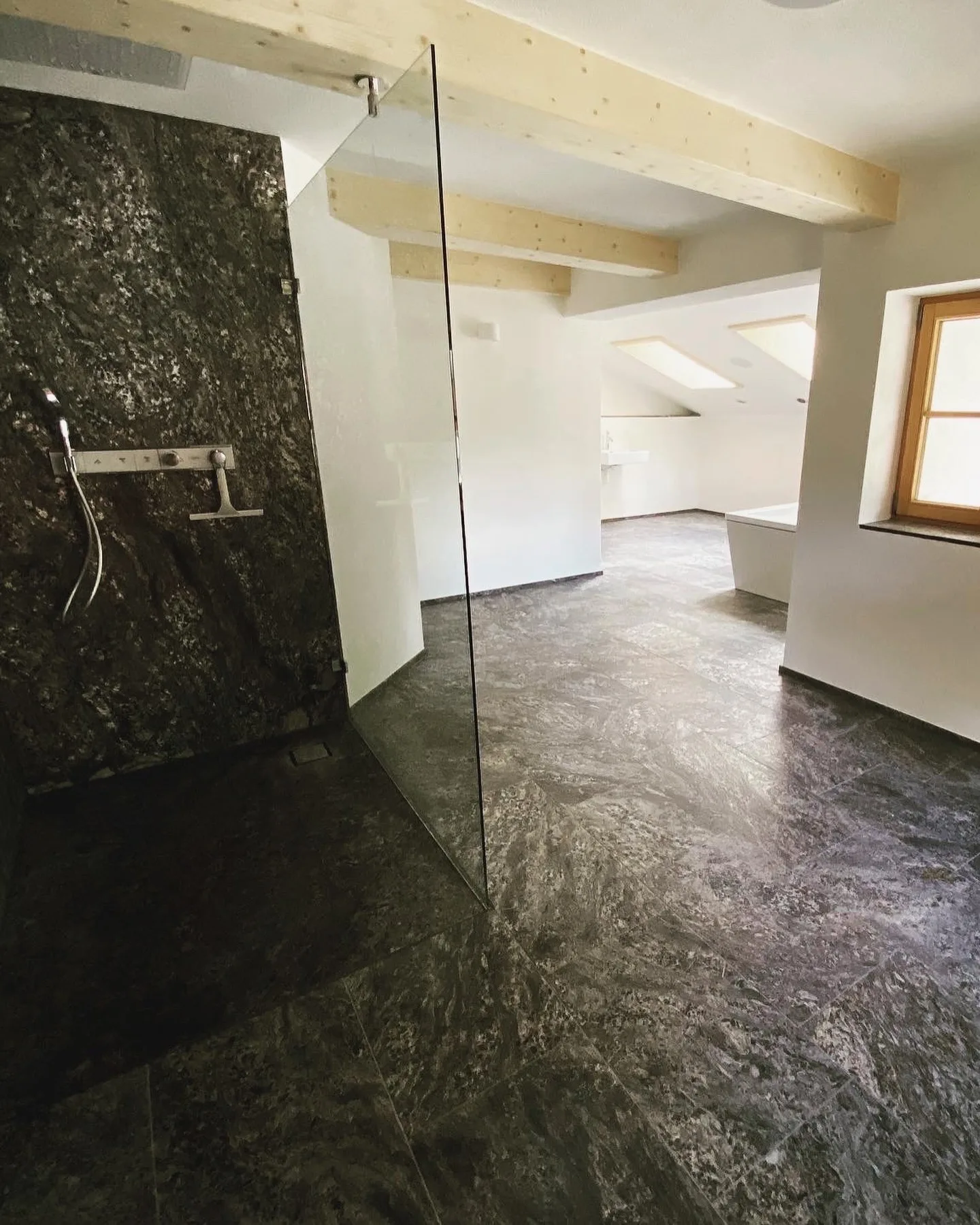 Neu gebautes Bad mit bodengleicher Dusche aus Gneis