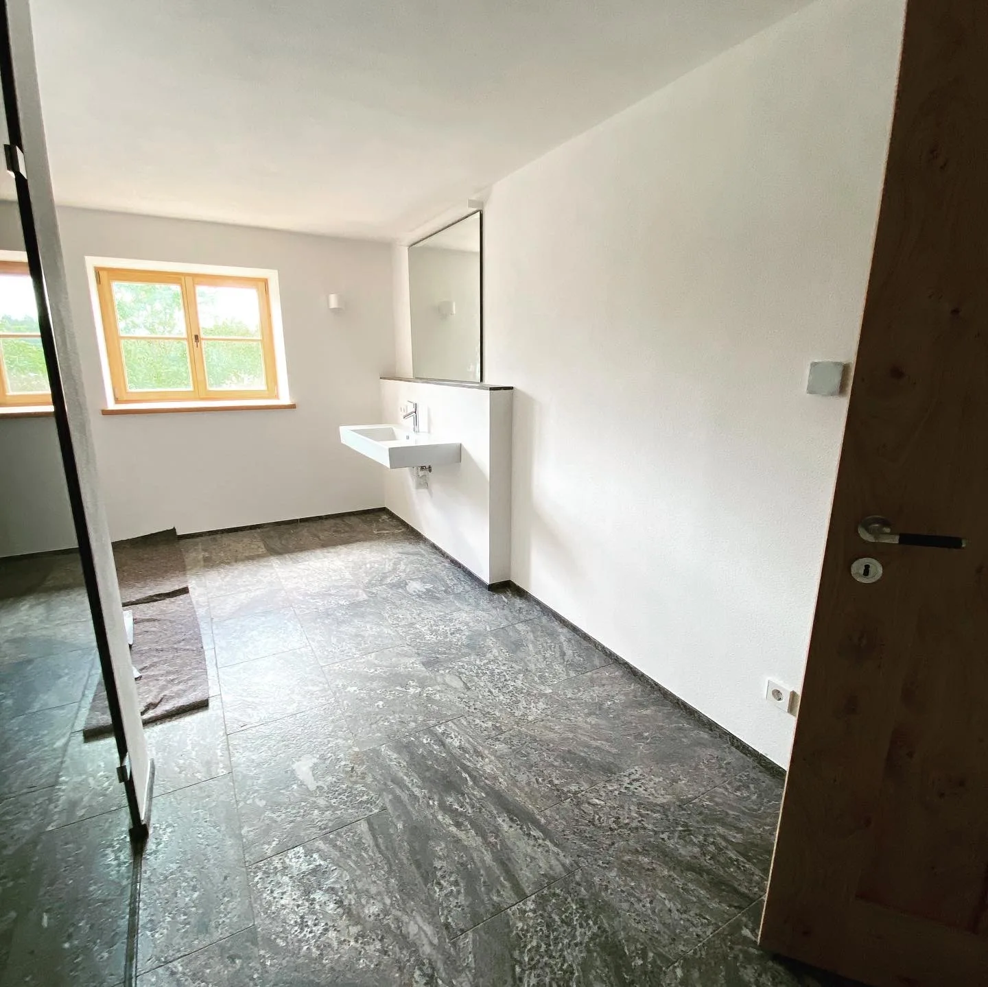 Waschtisch am Fenster im Landhausbad im Allgäu